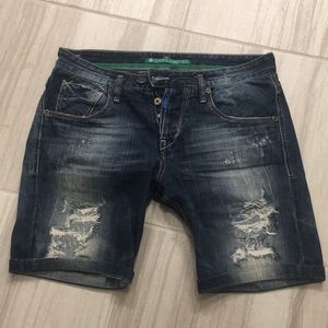 Men’s distressed denim shorts